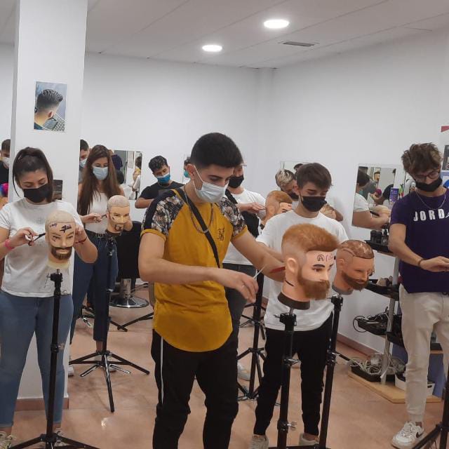 alumnos Técnico en peluquería de caballero y Barbería